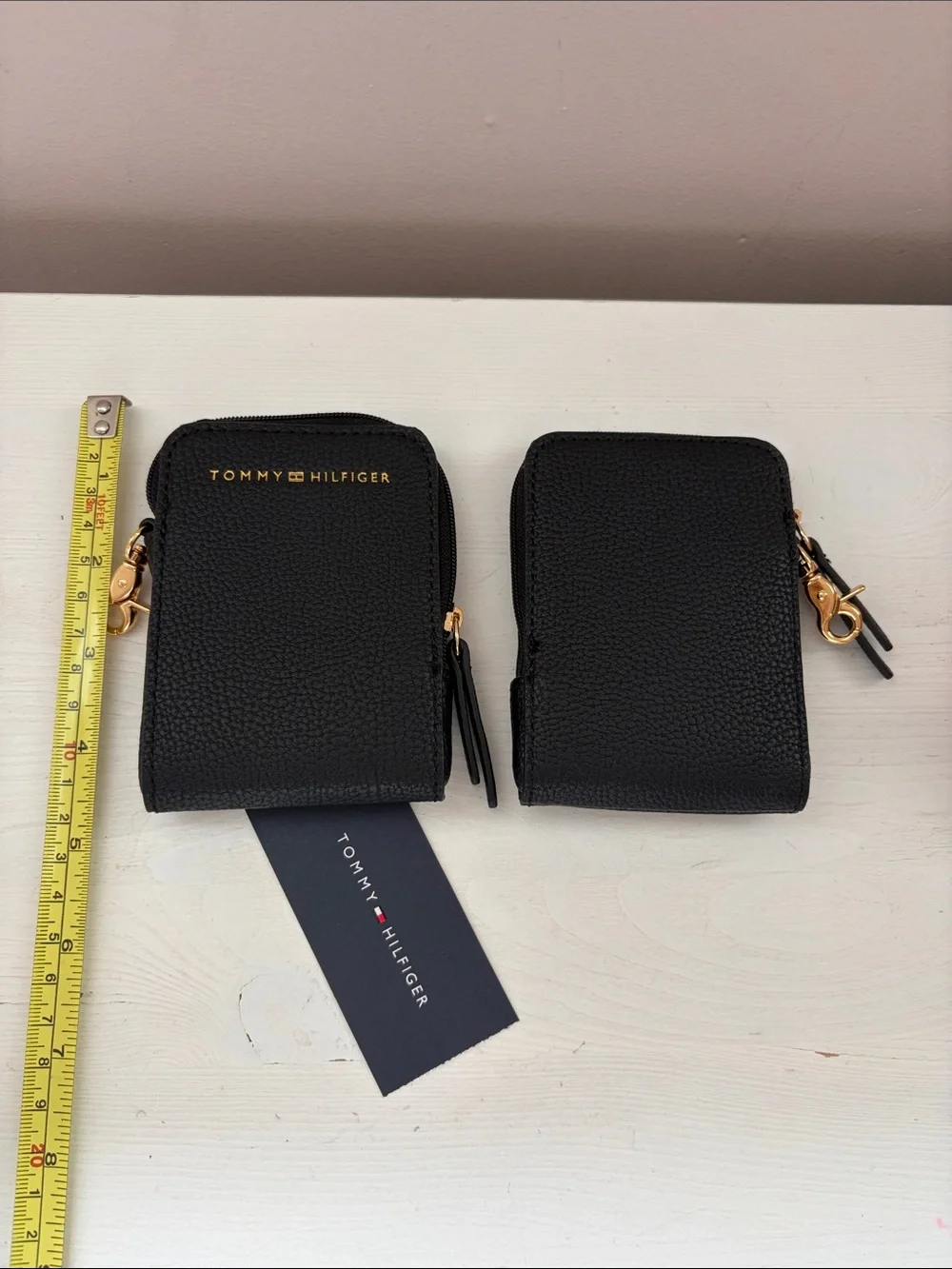 Tommy Hilfiger Mini Slim Organizer Card Holder with Gold Carabiner Clip/ black